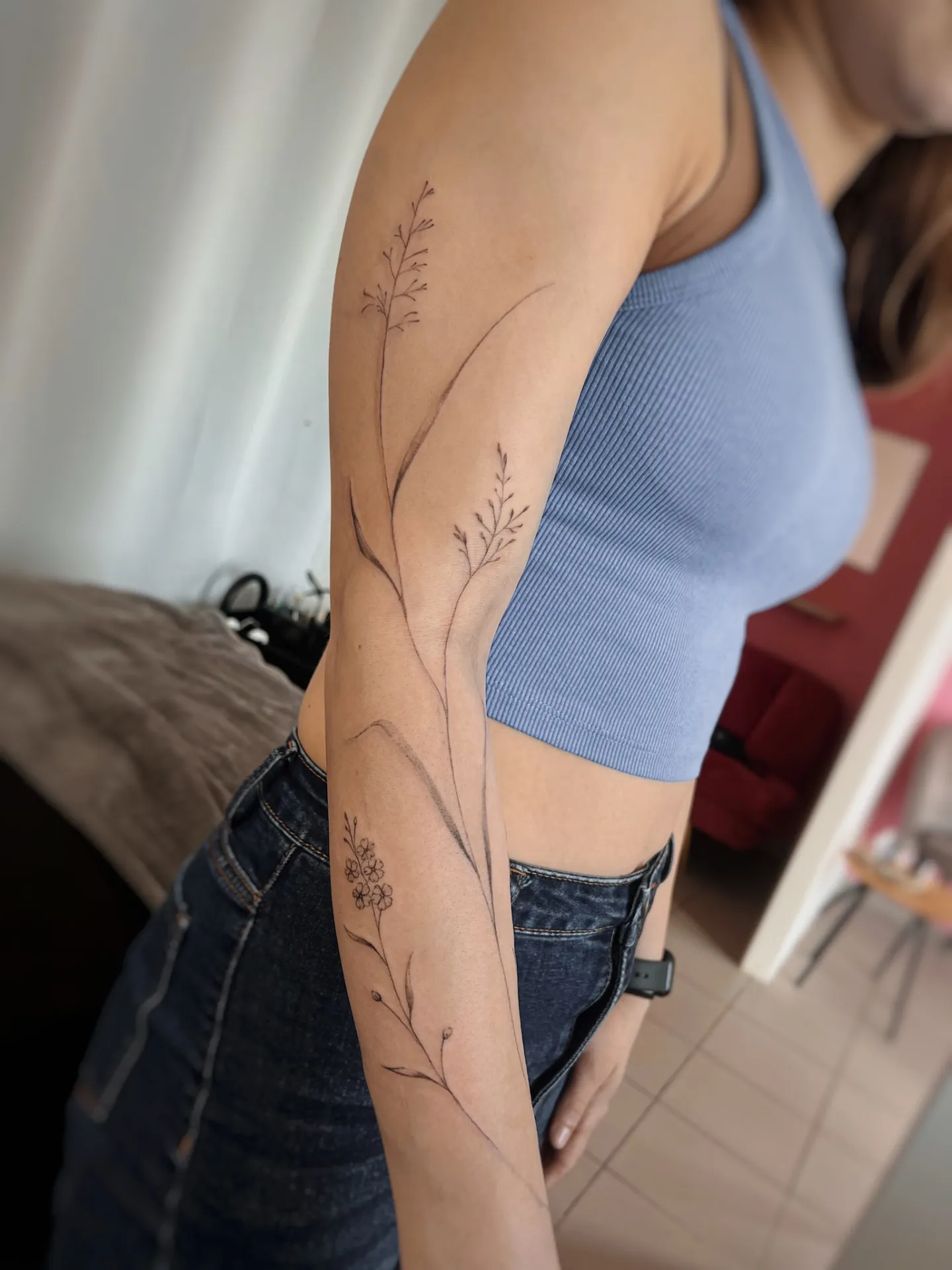 Luční trávy a květy podél celé paže